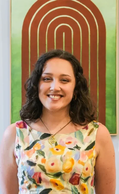 Artista Leonor Oliveira com suas obras da coleção Terra atrás